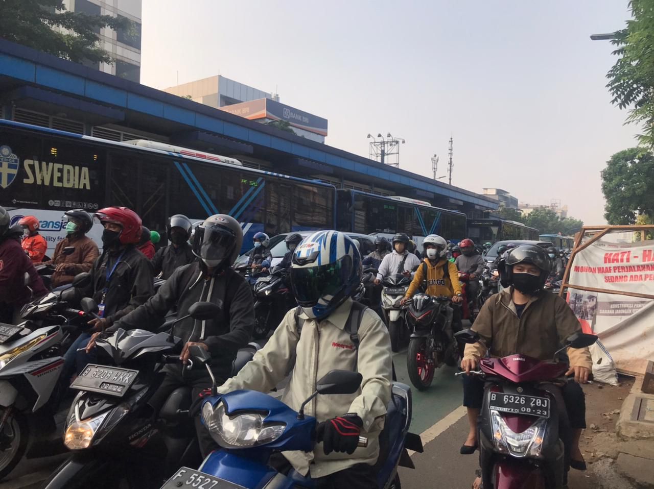 Kemacetan di pos penyekatan PPKM darurat Mampang Prapatan pukul 07.50 WIB, Jumat (16/7/2021)