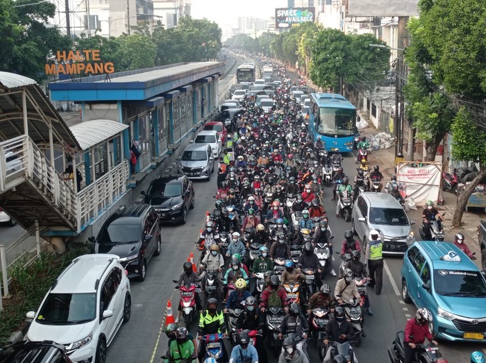 Kemacetan di pos penyekatan PPKM darurat Mampang Prapatan pukul 07.50 WIB, Jumat (16/7/2021)