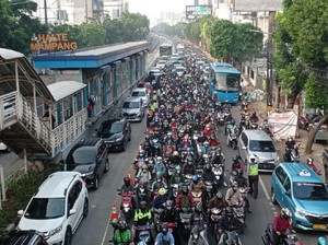 Macet, Pengendara Adu Klakson di Pos PPKM Darurat Mampang Prapatan Jaksel