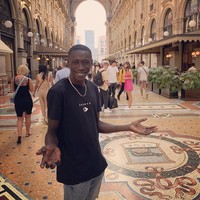 Punya banyak follower tentu Khaby bisa menghasilkan banyak uang dari akun TikTok-nya. Dilansir Celebs Fortune, kekayaan bersih pria tersebut diestimasi berkisar antara $300.000 (Rp 4,3 miliaran) hingga $500.000 (Rp 7,2 miliaran). Sedangkan berdasarkan laporkan Influencer Marketing Hub, satu postingan Khaby Lame bisa bernilai $17.800 (Rp 258 jutaan) hingga $29.800 (Rp 433 jutaan). Foto: Instagram Khaby Lame