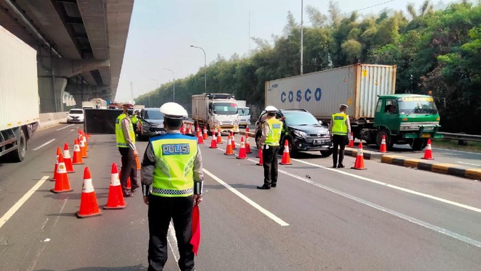 Libur Idul Adha, Lalin di KM 31 Tol Jakarta-Cikampek Disekat pada 16-22 Juli. Foto dikirim Jasa Marga di grup wartawan.