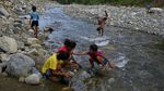 Longgarkan Lockdown, Anak-anak Filipina Main di Luar Lagi