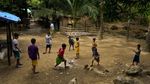 Longgarkan Lockdown, Anak-anak Filipina Main di Luar Lagi