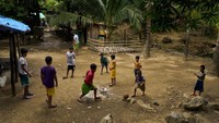 Mereka juga boleh berolahraga tanpa kontak fisik di luar. Getty Images/Jes Aznar  