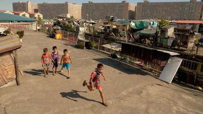 Longgarkan Lockdown, Anak-anak Filipina Main di Luar Lagi