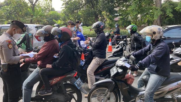 Macet sekitar 1 km menjelang titik penyekatan Jalan Raya Lenteng Agung, Jakarta Selatan menuju Pasar Minggu