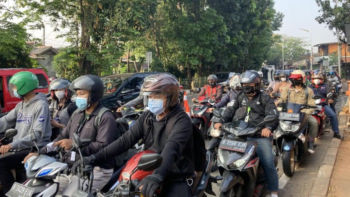 Macet sekitar 1 km menjelang titik penyekatan Jalan Raya Lenteng Agung, Jakarta Selatan menuju Pasar Minggu