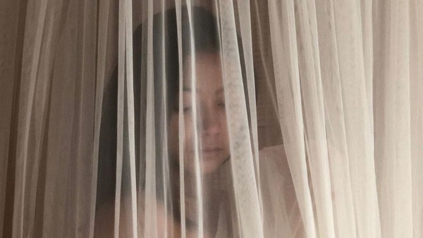 Mayang Sary Foto Topless Tertutup Kain Tipis