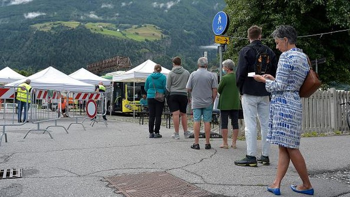 Melihat Bus Vaksinasi Keliling di Italia BOLZANO, ITALY - JULY 14: People receive their Covid-19 vaccine in one of two SASA buses equipped as vaccination centers, operating in the small towns of South Tyrol, on July 14, 2021 in Bolzano, Italy. Italy has administered some 58,213,710 doses of Covid vaccines to the population, accounting for 48.3% of the country's population. Covid-19 infections are increasing in Italy, with 1,195 new infections reported on average each day. (Photo by Alessio Coser/Getty Images)