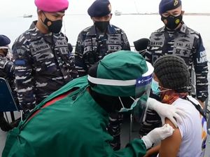Melihat Vaksinasi Nelayan Makassar di Atas Laut