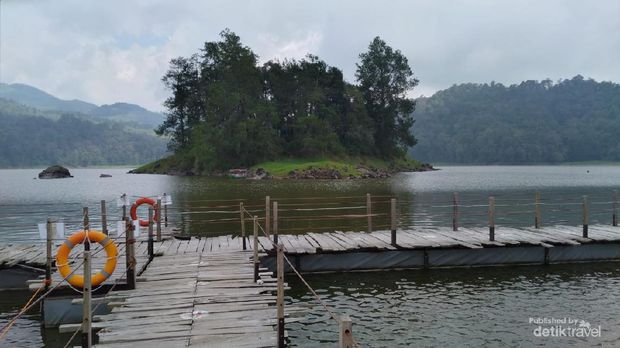 Situ Pantenggang berada di Desa Patengan, Kecamatan Rancabali, Bandung, Jawa Barat. Harga tiket masuk Situ Patenggang sebesar Rp. 25.000