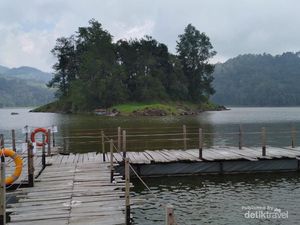 Foto: Manjakan Mata dengan Keindahan Alam Situ Patenggang