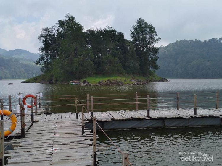 Foto: Manjakan Mata dengan Keindahan Alam Situ Patenggang