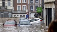 Pihak berwenang di kota Liege, Belgia, mendesak warga untuk mengungsi dari lingkungan di sungai Meuse karena hujan lebat berpotensi membuat banjir makin tinggi. 