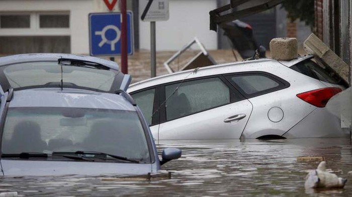 Mobil-mobil Ini Jadi Korban Banjir di Belgia Cars are nearly submerged as floodwaters run down a main street in Pepinster, Belgium, Thursday, July 15, 2021. Heavy rainfall is causing flooding in several provinces in Belgium with rain expected to last until Friday. (AP Photo/Olivier Matthys)