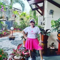 Atiek Riwayati atau yang lebih dikenal dengan nama Mpok Atiek awalnya tergiur melakukan implan silikon di wajah agar terlihat cantik. Ia kemudian ditawari temannya untuk suntik silikon secara gratis di sebuah salon. Foto: Instagram @mpok_atiek_real