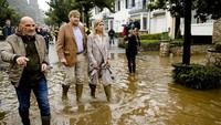 Raja dan Ratu Belanda terlihat meninjau dampak banjir di kawasan selatan Belanda. (Foto: AFP/SEM VAN DER WAL)