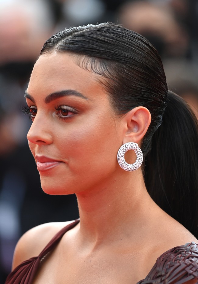Selain cincin, anting berlian ikut melengkapi gaya glamor Georgina Rodriguez. (Foto: Getty Images)