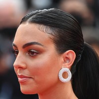 Selain cincin, anting berlian ikut melengkapi gaya glamor Georgina Rodriguez. (Foto: Getty Images)
