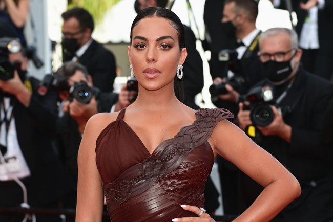 Dari segi riasan wajah, Georgina Rodriguez memilih tampilan yang minimalis sehingga membiarkan aura kecantikan alaminya terpancar maksimal. (Foto: Getty Images)