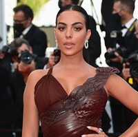 Dari segi riasan wajah, Georgina Rodriguez memilih tampilan yang minimalis sehingga membiarkan aura kecantikan alaminya terpancar maksimal. (Foto: Getty Images)