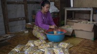 Meski menjadi bagian dari ibu kota negeri ini, Sabira pun pernah menjadi wilayah yang terasing dari informasi luar pulau karena minimnya infrastruktur telekomunikasi. Bahkan, masyarakat setempat harus memanjat pohon hingga memasang antena setinggi belasan meter untuk meraih sinyal koneksi telepon seluler.  
