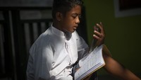 Kondisi itu berakhir pada 2018 setelah dua perusahaan telekomunikasi nasional memasang pemancar sinyal pada mercusuar peninggalan kolonial Belanda yang didirikan pada 1869.   