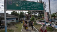 Sejumlah masalah ketertinggalan Sabira dibandingkan wilayah DKI Jakarta lainnya sempat menenggelamkan beragam potensi pulau seluas 8,8 hektare yang berpenduduk 577 jiwa (data terakhir 20 Juni 2021) itu. Untuk memangkas ketimpangan yang ada, pemerintah kabupaten setempat mengupayakan sejumlah pembangunan fasilitas dan peningkatan pelayanan umum.    