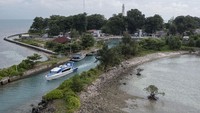 Namun, durasi itu dapat dipangkas menjadi tiga jam perjalanan setelah pemerintah mengoperasikan kapal cepat Chabing Nusantara pada 2019. Tak hanya penumpang, pengiriman logistik hingga keperluan-keperluan lainnya menjadi lebih mudah dilakukan masyarakat Sabira setelah layanan transportasi itu hadir sehingga meningkatkan taraf perekonomian mereka.  