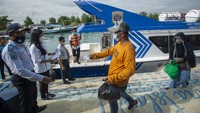 Selain itu, aliran listrik dari mesin genset yang mengalir tidak lebih dari 14 jam sehari juga sempat menghambat kehidupan masyarakat Sabira. Akan tetapi, aliran listrik 24 jam akhirnya dapat dinikmati setelah pada 2017 pemerintah menambah mesin genset dengan kapasitas 125 Kva.   