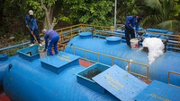 Permasalahan tidak hanya pada akses dan listrik. Ketersediaan air bersih layak minum juga pernah menjadi permasalahan di sana. Bahkan, kualitas air yang terus menurun sejak 1990-an menyebabkan berbagai permasalahan kesehatan bagi sebagian warga Sabira, dari gangguan ginjal hingga prostat.  
