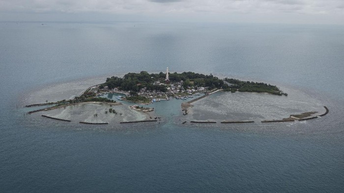PELITA SANG PENJAGA UTARA IBU KOTA Nochtwachter atau Sang Penjaga Utara. Begitulah julukan yang pernah tersematkan pada Pulau Sabira sejak zaman kolonial Belanda karena letaknya di paling utara wilayah Daerah Khusus Ibu Kota (DKI) Jakarta.