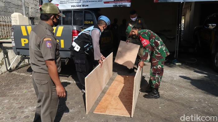 Pembuatan peti jenazah di Polsek Ibun