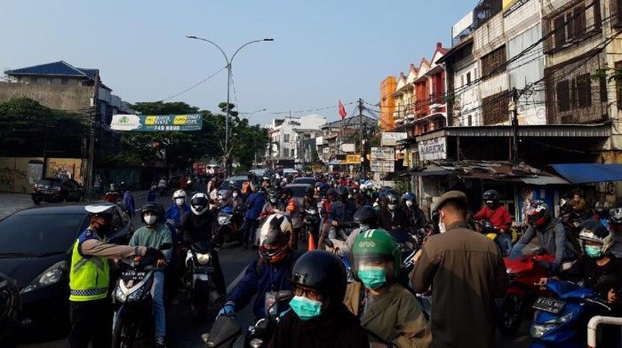 Pemeriksaan STRP di Ciputat mengakibatkan kendaraan mengular hingga 2 kilometer, Jumat (16/7/20210).