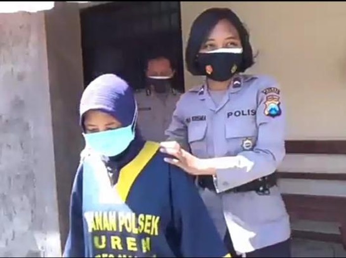 Seorang wanita di Malang harus mendekam di balik jeruji besi Polsek Turen. Ia tertangkap CCTV saat mengambil HP yang terjatuh di depannya.