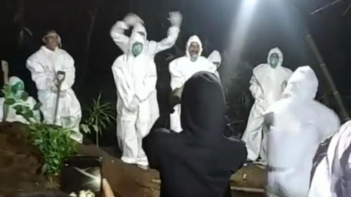 penggali kubur berAPD di pasuruan isi waktu menunggu jenazah COVID dengan bercanda