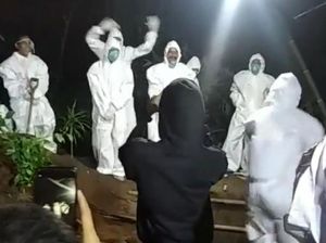 Soal Cara Penggali Kubur Hilangkan Jenuh Makamkan Jenazah COVID, Satgas Minta Maaf