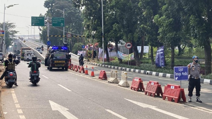 Penyekatan di Lenteng Agung Lengang siang ini (Foto: Annisa/detikcom)