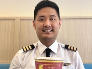 Pilot Banting Setir Jadi Tukang Bubur, Omzetnya Tembus Ratusan Juta