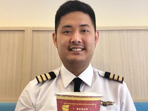 Pilot Banting Setir Jadi Tukang Bubur, Omzetnya Tembus Ratusan Juta