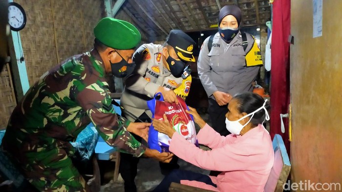 Polisi dan TNI di Banyuwangi blusukan ke rumah warga kurang mampu untuk membagikan sembako. Ini dilakukan untuk meringankan beban warga di tengah PPKM Darurat.