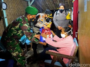 Polisi dan TNI di Banyuwangi Bagikan Sembako ke Warga Kurang Mampu
