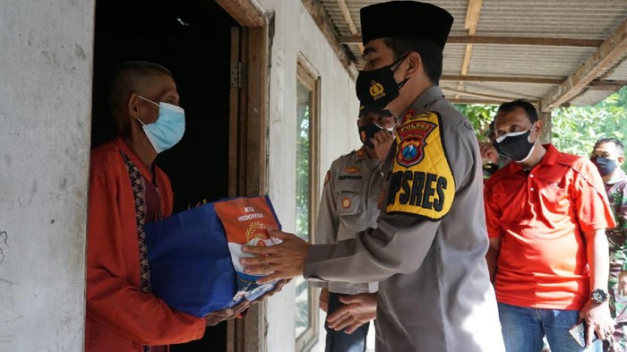 Polisi Kota Mojokerto menggelar Bansos secara door to door kepada warga yang terdampak PPKM Darurat. Bansos digelar di Desa Mojodowo, Kecamatan Kemlagi, Kabupaten Mojokerto.