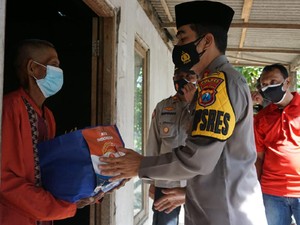 Polisi Kota Mojokerto Bagikan Bansos Secara Door to Door