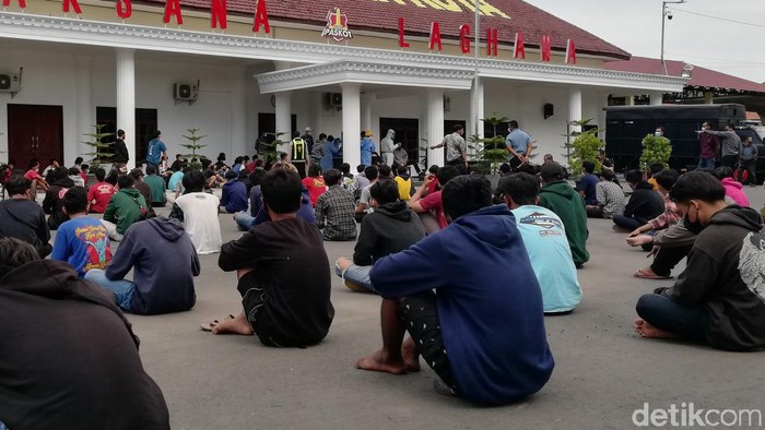 Ratusan remaja diamankan saat demo berujung kericuhan di Kota Pasuruan. Demo itu disulut seruan aksi tolak PPKM Darurat di flyer yang tersebar di media sosial.