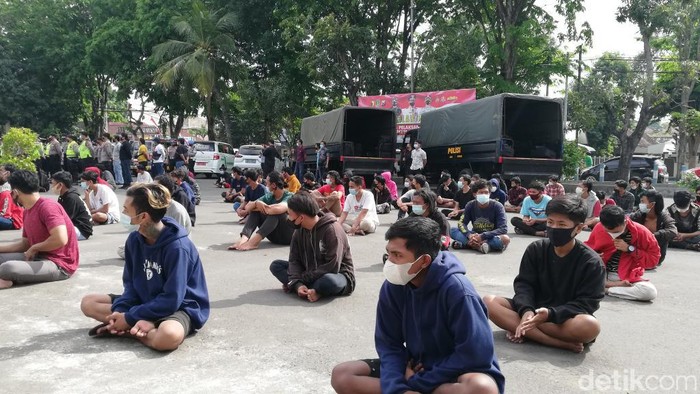 Ratusan remaja yang diamankan Polres Pasuruan Kota karena termakan seruan aksi tolak PPKM Darurat, menjalani swab antigen. Hasilnya 23 positif.