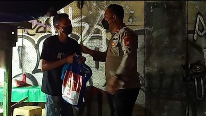 Polres Tangsel bagikan sembako ke warga terdampak PPKM darurat