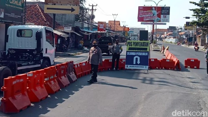 Polresta Cirebon melakukan penyekatan di sejumlah ruas jalan