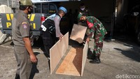 Pantauan detikcom, Jumat (16/7/2021) pagi, sejumlah anggota Limnas, Satpol PP dan TNI Polri bahu membahu membuat peti jenazah.  