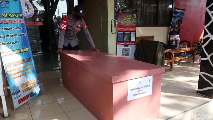 Halaman parkir Mapolsek Ibun, Polresta Bandung disulap menjadi bengkel untuk membuat peti jenazah. Peti ini diberikangratis kepada korban COVID-19.